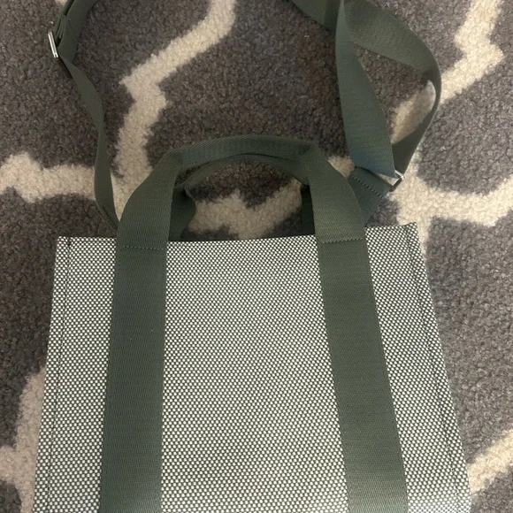 Lululemon Stylish  Green and White Tote Bag 4L - Picture 5 of 7